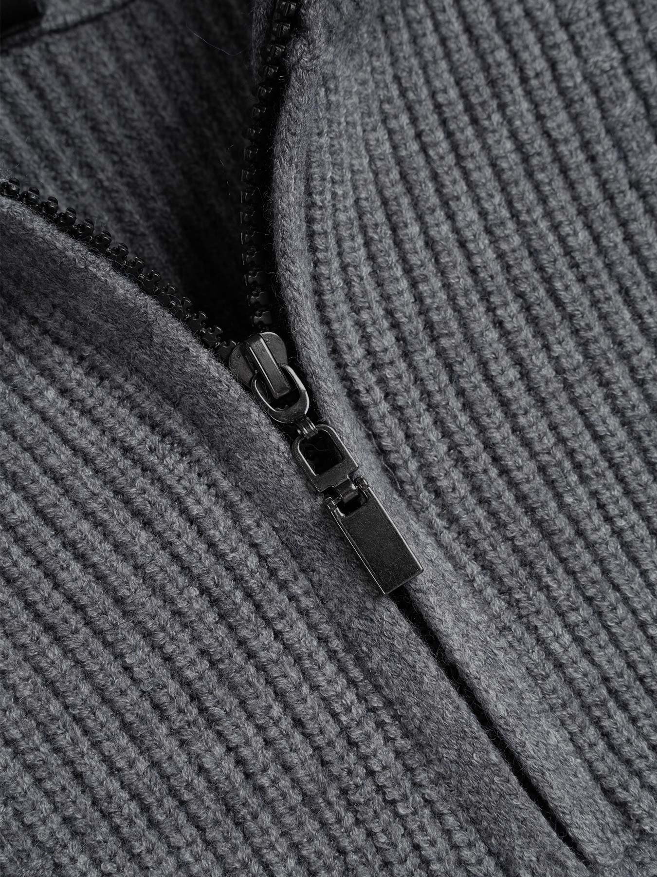 Stylowy sweter z wysokim kołnierzem – komfort i klasa